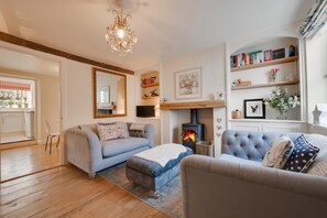 TV, fireplace - 2 Bed in Holt (oc-2195) (Holt)
