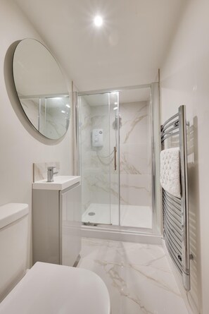 Hair dryer, towels - 2 Bed in Holt (oc-2195) (Holt)