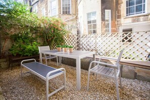 Outdoor dining - 3 Bed in Bath (oc-bhr53) (Bath)