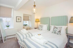 Iron/ironing board, free WiFi, bed sheets - 3 Bed in Bath (oc-bhr53) (Bath)