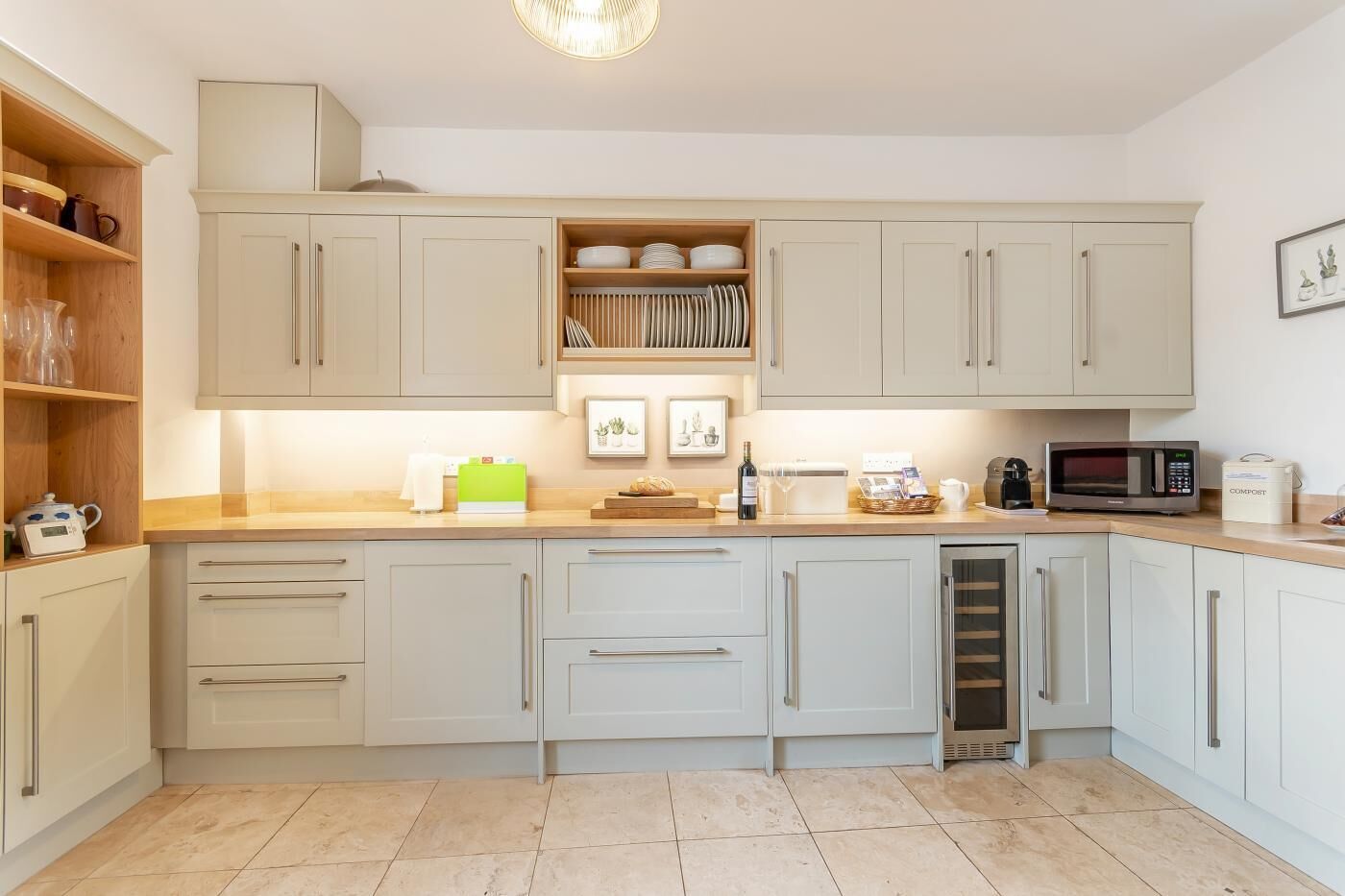 ميكروويف، فرن، غسالة أطباق، كرسي للأطفال