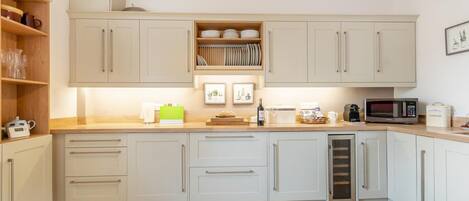 ميكروويف، فرن، غسالة أطباق، كرسي للأطفال