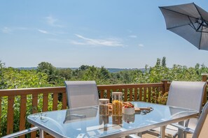 Outdoor dining - 2 Bed in Upton (oc-h32761) (Ryde)
