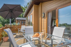 Outdoor dining - 2 Bed in Upton (oc-h32761) (Ryde)