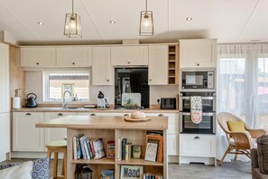 Microwave, oven, dishwasher, high chair - 2 Bed in Upton (oc-h32761) (Ryde)