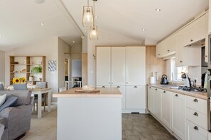 Microwave, oven, dishwasher, high chair - 2 Bed in Upton (oc-h32761) (Ryde)