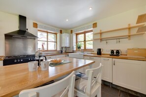 Micro-ondes, four, lave-vaisselle, chaise haute