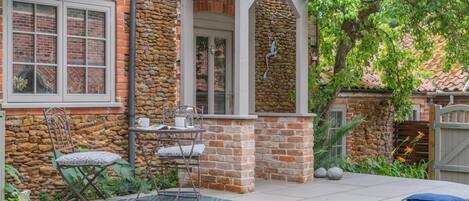 تناول الطعام بالخارج