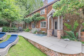 Outdoor dining - 3 Bed in Sedgeford (oc-s32725) (Sedgeford)