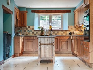 Oven, dishwasher, highchair, cookware/dishes/utensils - 4 Bed in Alswear (oc-p32729) (Queen's Nympton)
