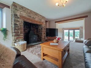 TV, fireplace - 4 Bed in Alswear (oc-p32729) (Queen's Nympton)