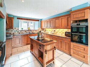 Oven, dishwasher, highchair, cookware/dishes/utensils - 4 Bed in Alswear (oc-p32729) (Queen's Nympton)