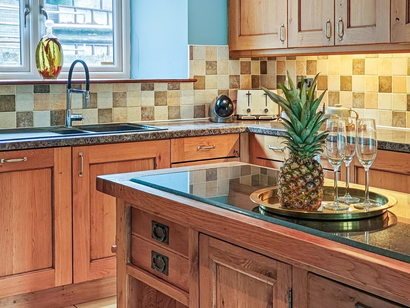 Horno, lavavajillas, trona infantil y utensilios de cocina