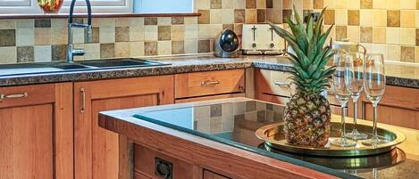 Horno, lavavajillas, trona infantil y utensilios de cocina