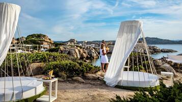 Aan een privéstrand, een strandbar