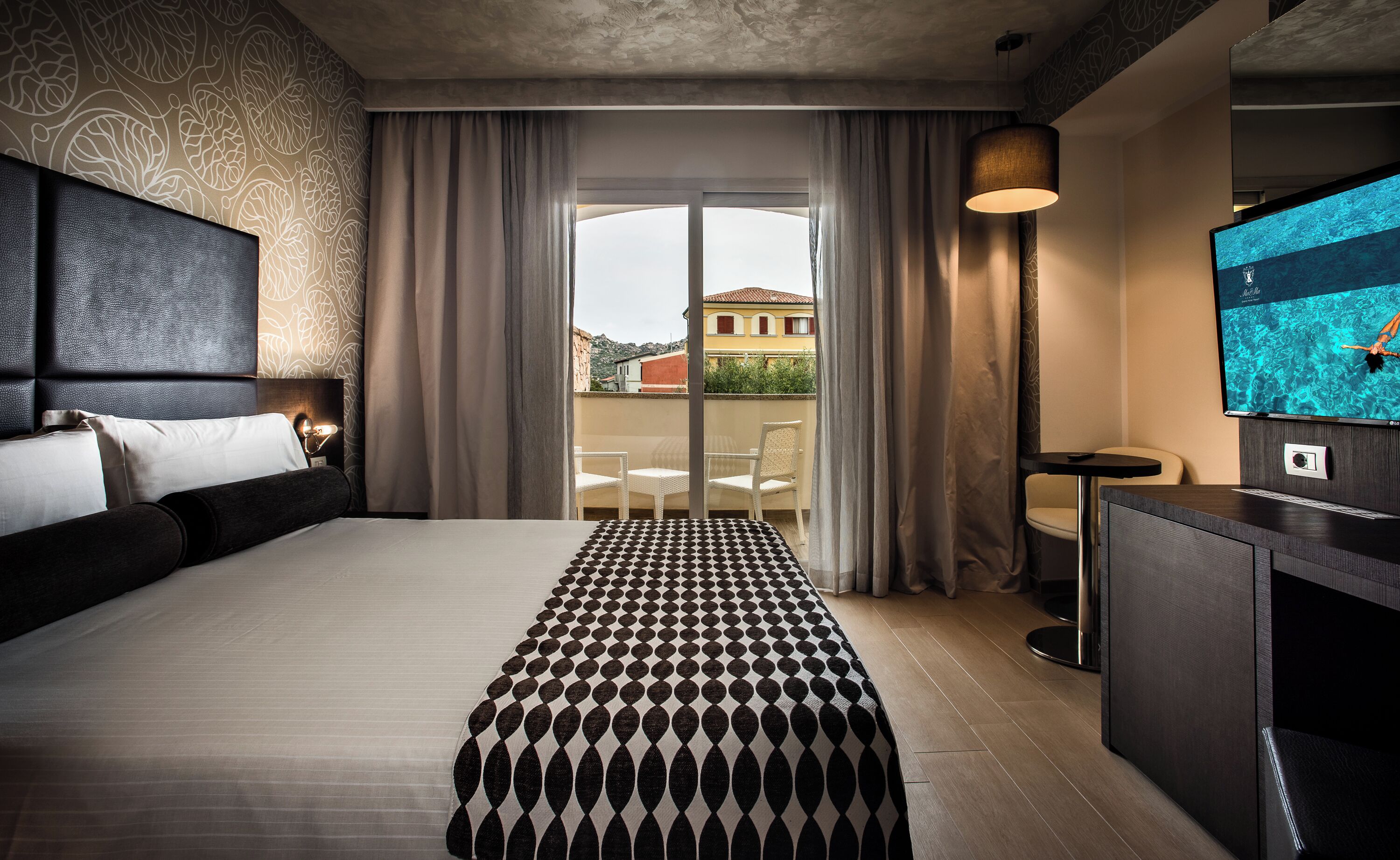 Classic Room, Balcony | Minibar, in-room safe, free WiFi