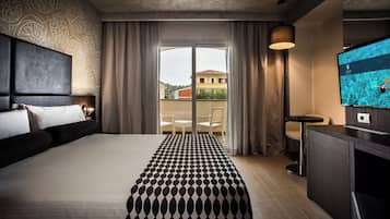 Classic Room, Balcony | Minibar, in-room safe, free WiFi