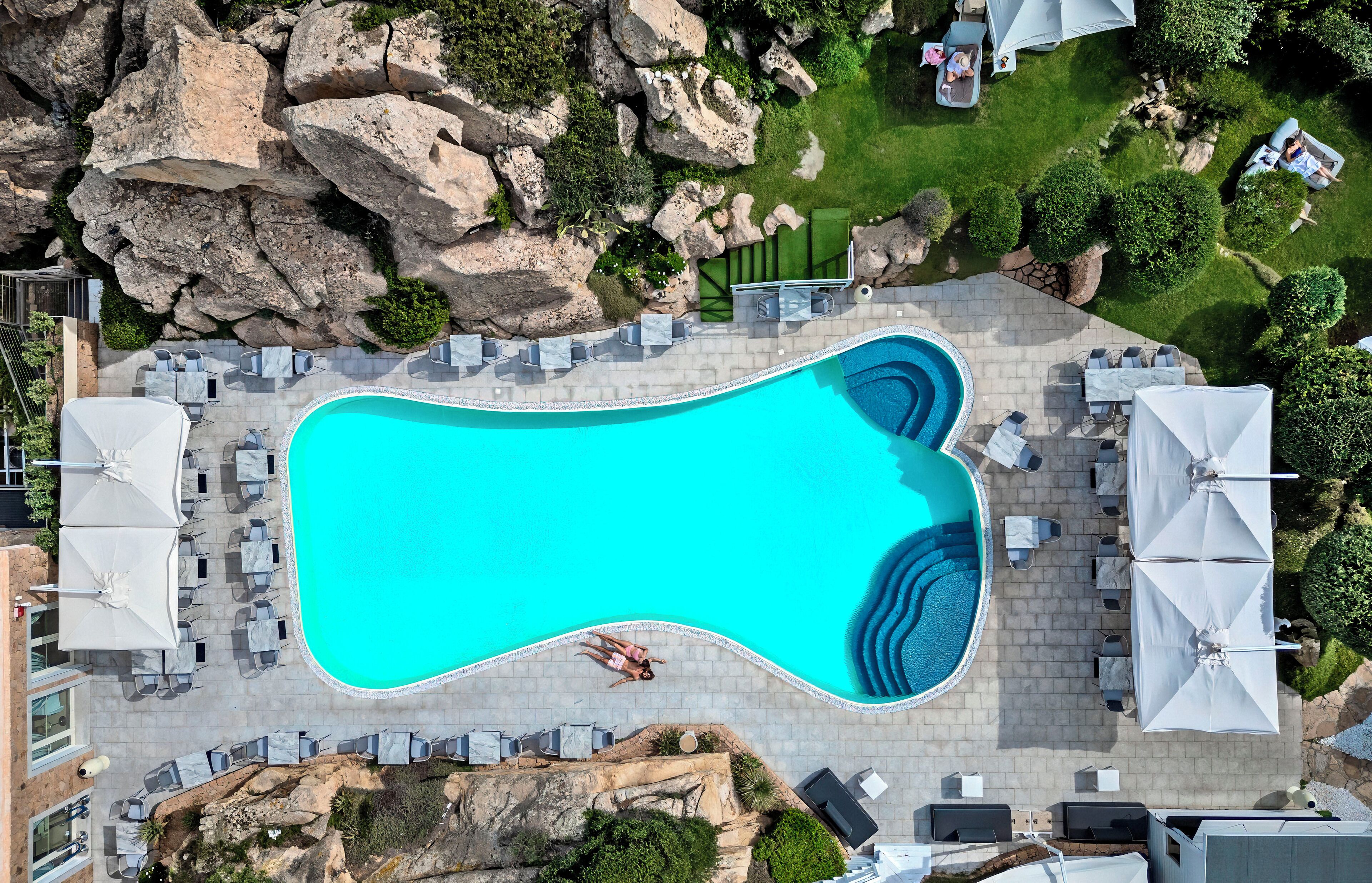 Innenpool, Außenpool (je nach Saison geöffnet), Sonnenschirme