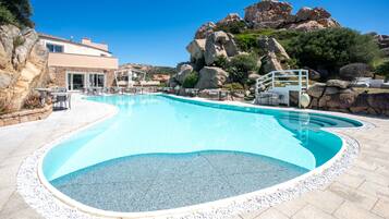 Piscine couverte, piscine extérieure (ouverte en saison)