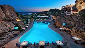 Innenpool, Außenpool (je nach Saison geöffnet), Sonnenschirme