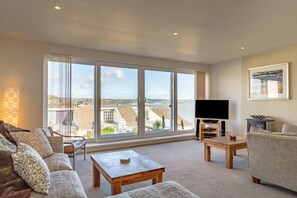 TV - 3 Bed in Saundersfoot (oc-pw522a) (Saundersfoot)