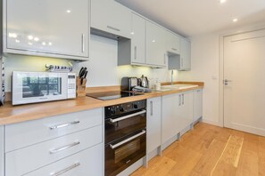 Microwave, oven, dishwasher, cookware/dishes/utensils - 1 Bed in Lostwithiel (oc-n32748) (Lostwithiel)