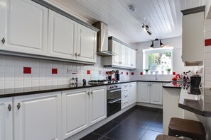 Microwave, oven, dishwasher, high chair - 4 Bed in Tenby (oc-pw9224) (Tenby)