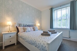 Iron/ironing board, travel cot, free WiFi, bed sheets - 4 Bed in Tenby (oc-pw9224) (Tenby)