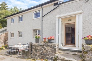 Outdoor dining - 3 Bed in Bala (oc-waf247) (Maerdy)