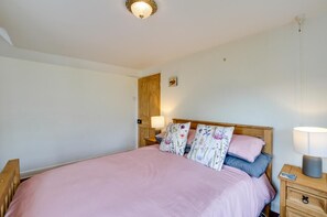 3 bedrooms, iron/ironing board, free WiFi, bed sheets