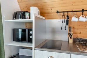 Microwave, high chair, cookware/dishes/utensils - 1 Bed in Langtoft (oc-l32681) (Langtoft Fen)