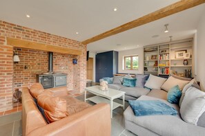 TV, fireplace - 5 Bed in Guestwick (oc-2199) (Guestwick)