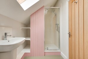 Hair dryer, towels - 5 Bed in Guestwick (oc-2199) (Guestwick)