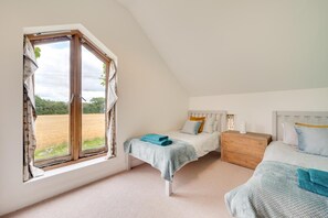Iron/ironing board, travel cot, free WiFi, bed sheets - 5 Bed in Guestwick (oc-2199) (Guestwick)