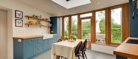 ميكروويف، فرن، غسالة أطباق، كرسي للأطفال