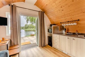 Microwave, high chair, cookware/dishes/utensils - 1 Bed in Langtoft (oc-l32683) (Langtoft Fen)