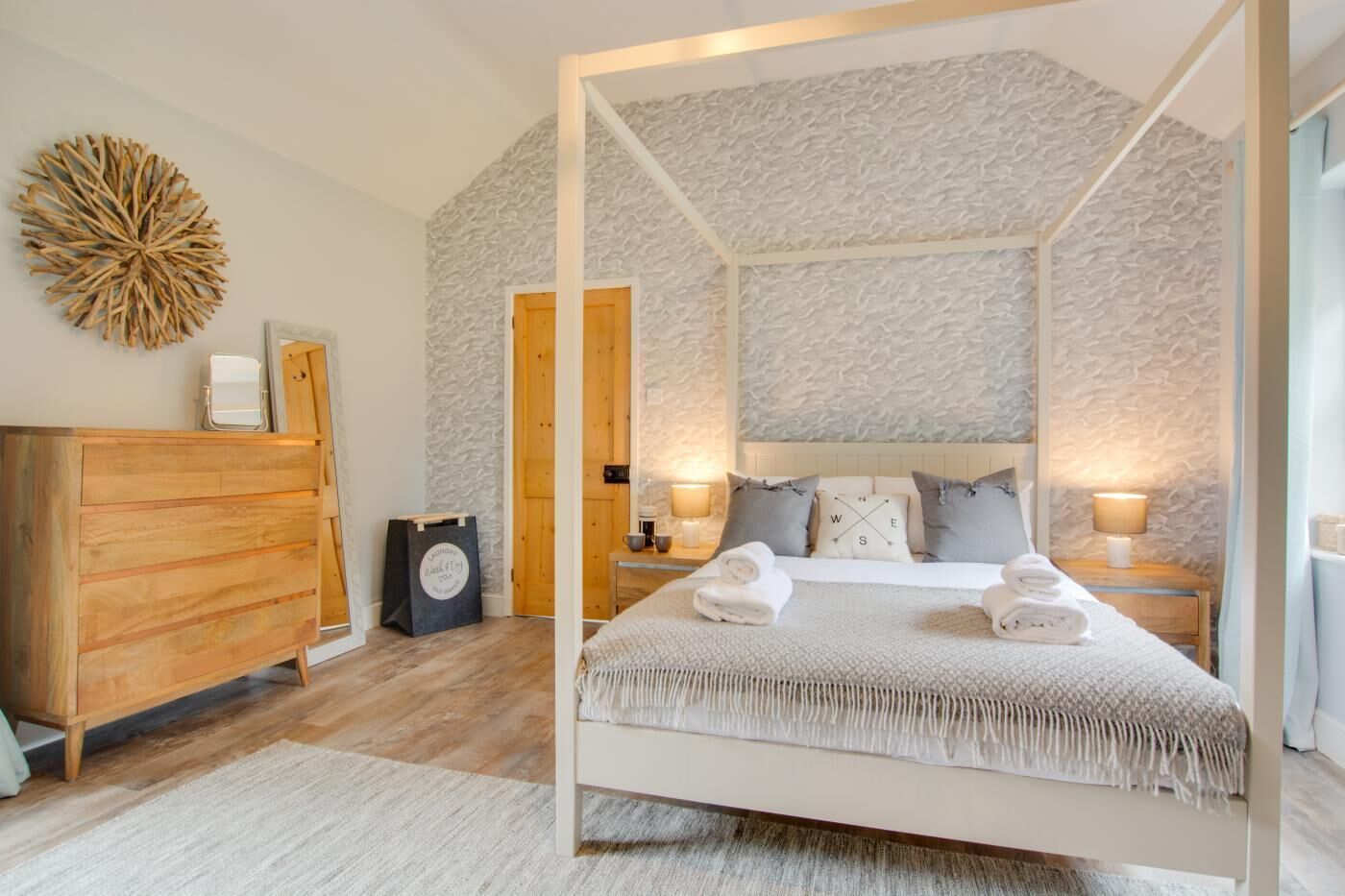 Tabla de planchar con plancha, wifi gratis, ropa de cama