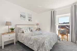 3 bedrooms, iron/ironing board, travel cot, free WiFi - 2 Bed in Saundersfoot (oc-pw252a) (Saundersfoot)