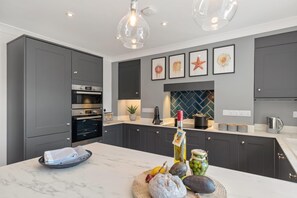 Microwave, oven, dishwasher, highchair - 2 Bed in Saundersfoot (oc-pw252a) (Saundersfoot)