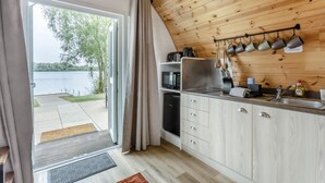 Mikrobølgeovn, høy barnestol og kjøkkenutstyr