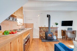 Oven, cookware/dishes/utensils - 1 Bed in St. Ives (oc-farr) (Saint Ives)