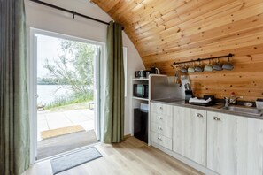 Microwave, highchair, cookware/dishes/utensils - 1 Bed in Langtoft (oc-l32680) (Langtoft Fen)