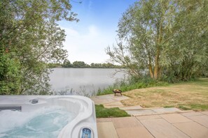 Outdoor spa tub - 1 Bed in Langtoft (oc-l32680) (Langtoft Fen)