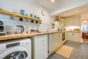 Microwave, oven, high chair, cookware/dishes/utensils - 2 Bed in Wadebridge (oc-m32567) (Wadebridge)