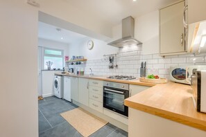 Microwave, oven, highchair, cookware/dishes/utensils - 2 Bed in Wadebridge (oc-m32567) (Wadebridge)