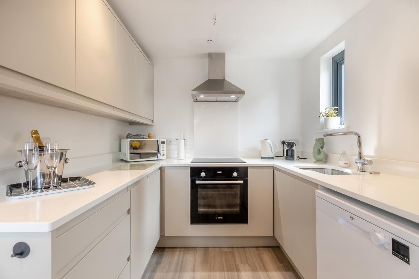 Micro-ondes, four, lave-vaisselle, chaise haute