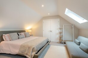 Travel crib, free WiFi, bed sheets