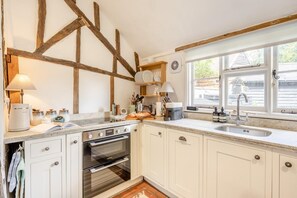 Mikrobølgeovn, ovn og kjøkkenutstyr