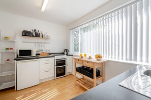 Microwave, oven, dishwasher, cookware/dishes/utensils