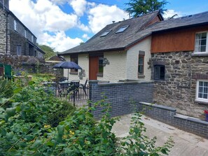 Outdoor dining - 2 Bed in Machynlleth (oc-wad305) (Cemmaes)